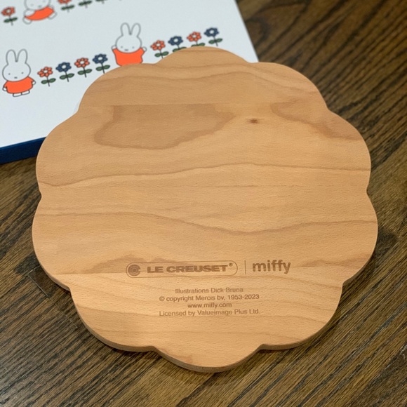 New Le Creuset x Miffy Beechwood Tray 25cm - Picture 3 of 6